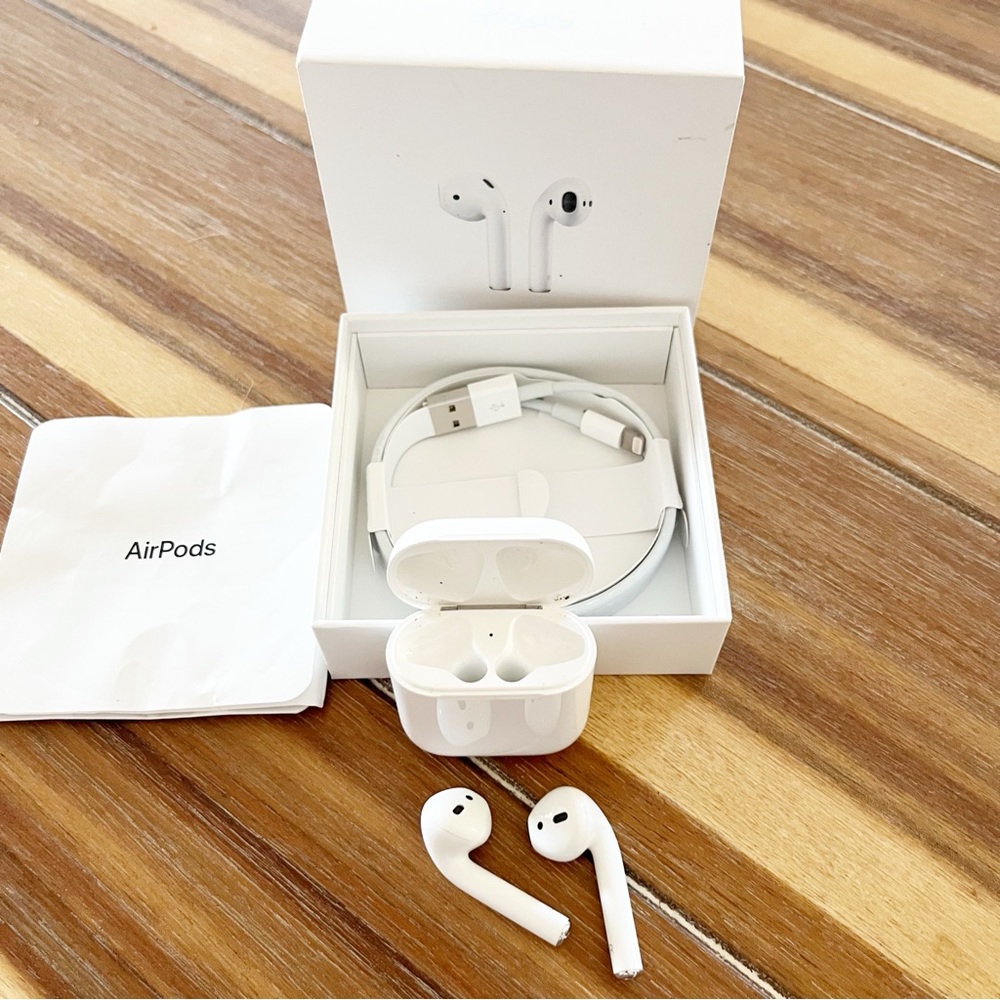 Apple AirPods with White Charging Case